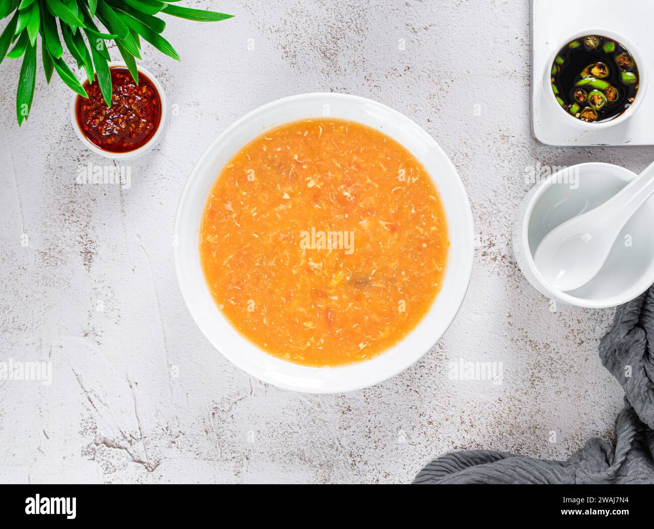 thai-Suppe mit heißen und sauren Eiern Stockfoto
