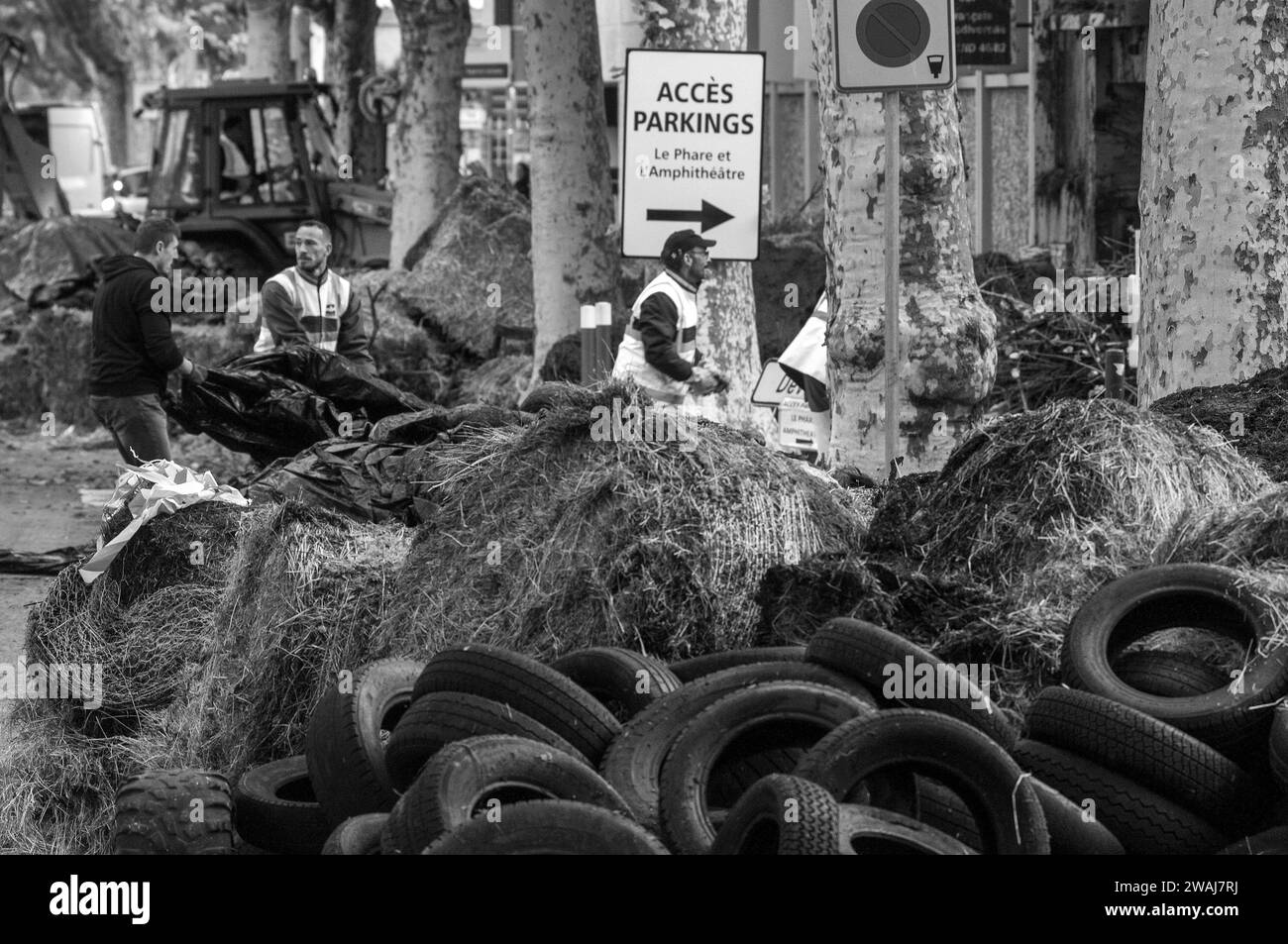 Arbeiter, die nach dem Protest der Bauern die Reifen und Dung räumen, Quai Eugène Cavaignac, Cahors, Abteilung Los, Frankreich Stockfoto