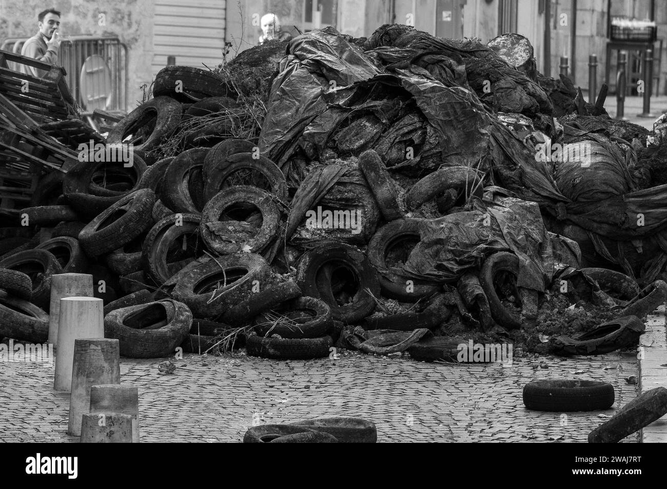 Reifen und Gülle, die von den Bauern aus Protest abgeladen wurden, Rue Maréchal Foch, Cahors, Departement Los, Frankreich Stockfoto