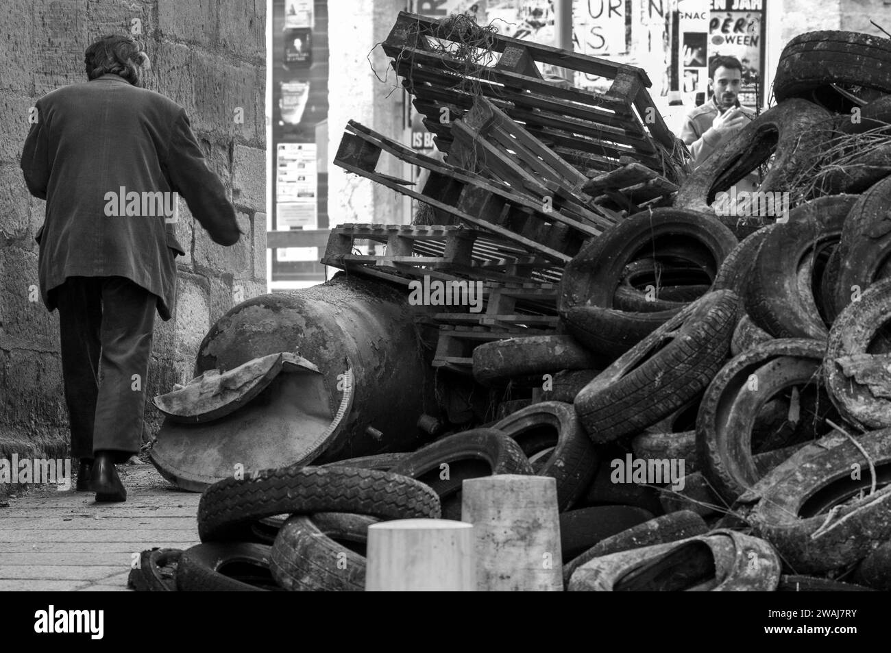 Reifen und Gülle, die von den Bauern aus Protest abgeladen wurden, Rue Maréchal Foch, Cahors, Departement Los, Frankreich Stockfoto