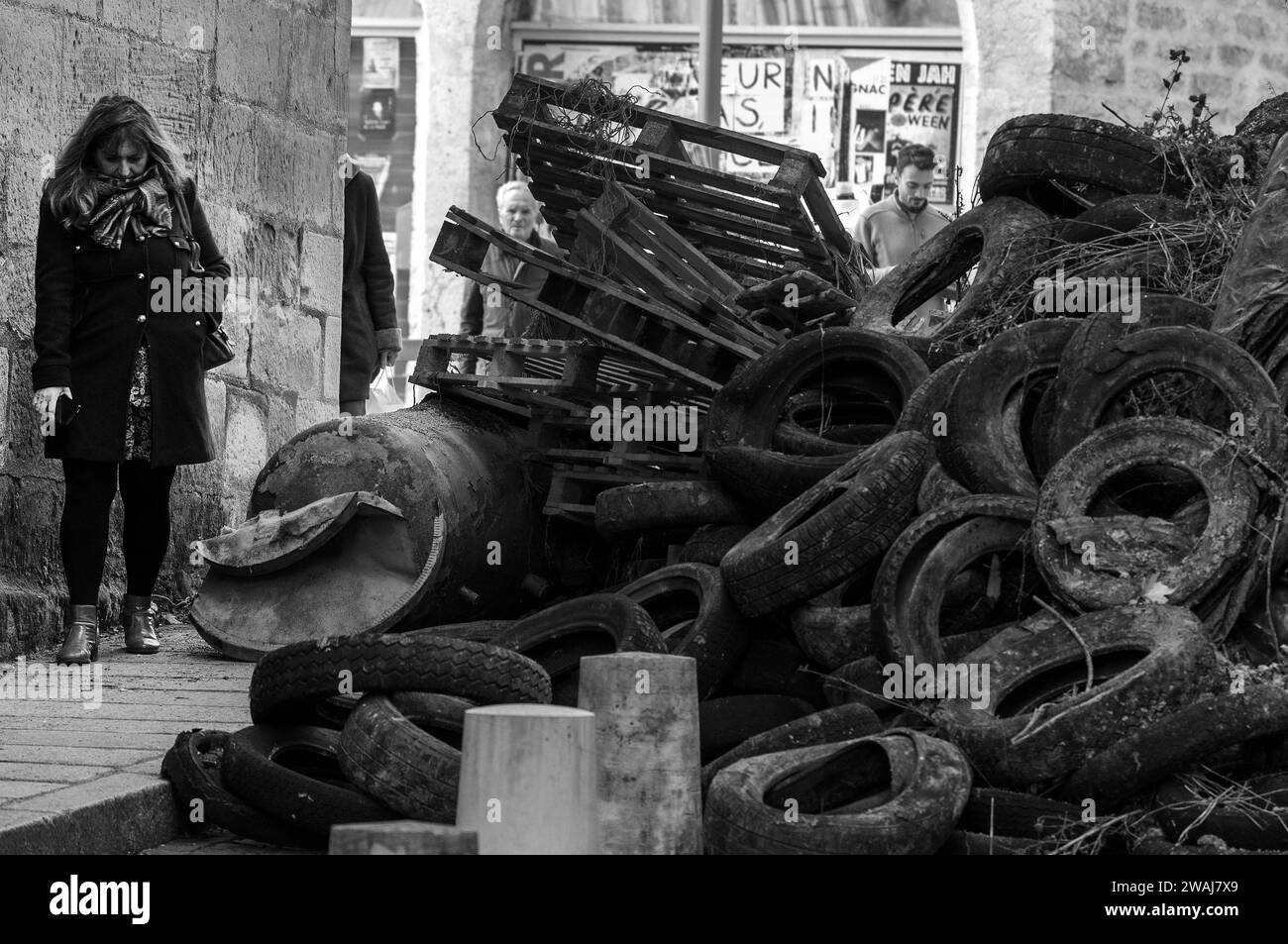 Reifen und Gülle, die von den Bauern aus Protest abgeladen wurden, Rue Maréchal Foch, Cahors, Departement Los, Frankreich Stockfoto