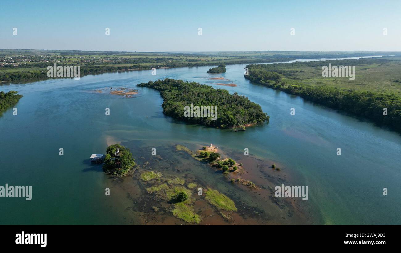Aus der Vogelperspektive des Flusses Parana mit zahlreichen kleinen Inseln in der gewundenen Wasserstraße, Brasilien Stockfoto