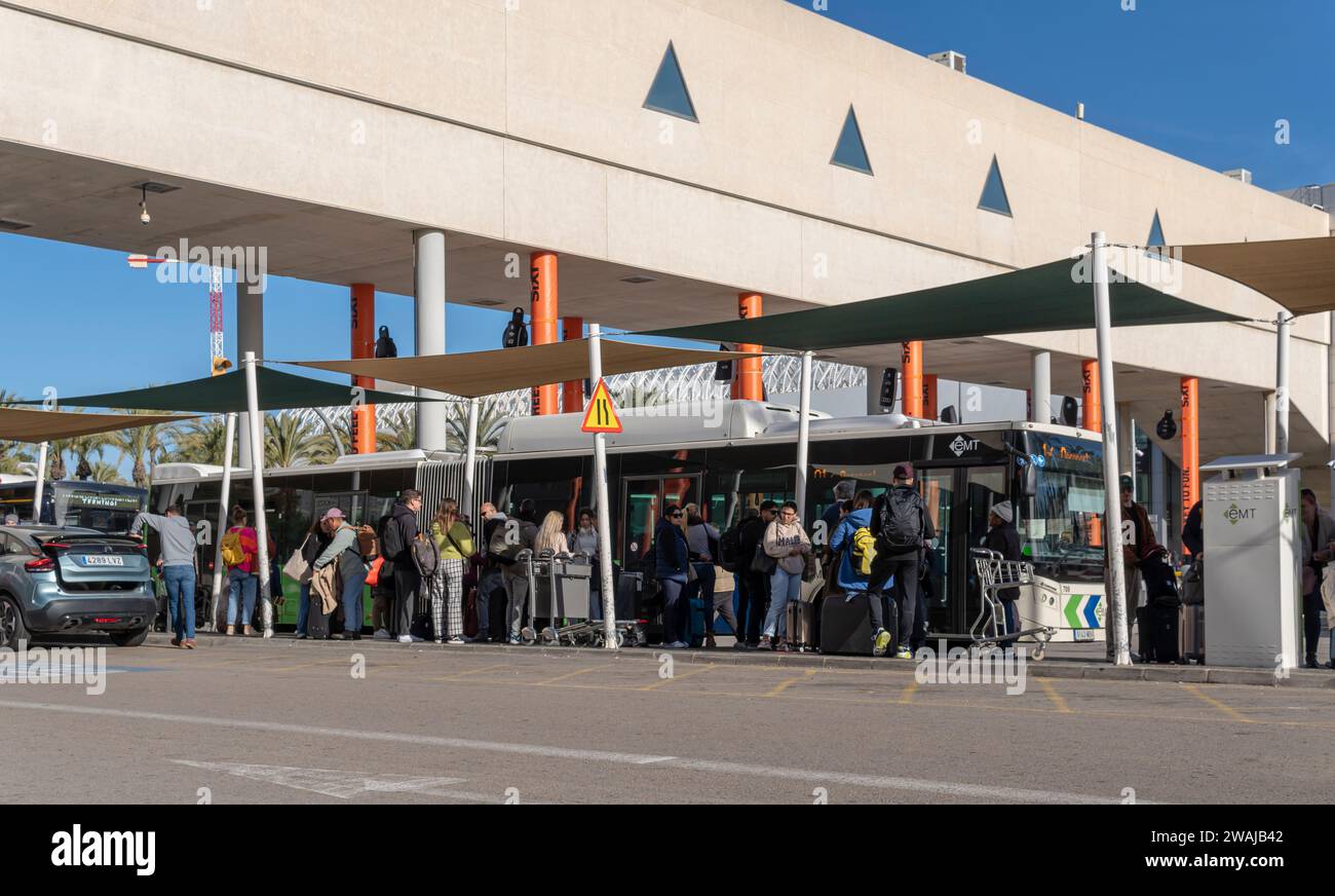 Palma de Mallorca, Spanien; 03. januar 2024: Allgemeine Ansicht des Ankunftsterminals am internationalen Flughafen Palma de Mallorca mit Ankunft von Touristen Stockfoto