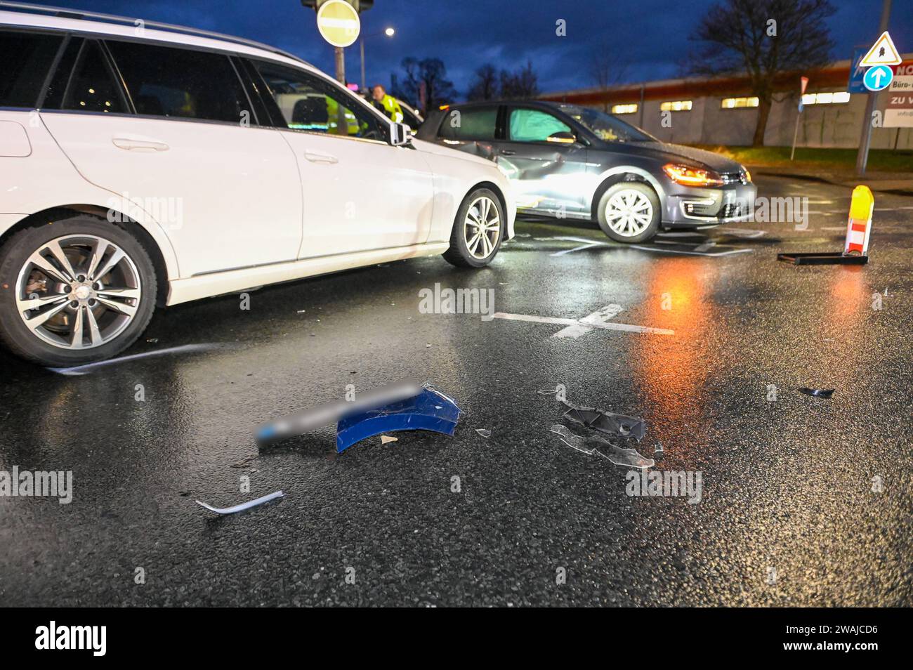 Leipzig - Unfall mit drei Fahrzeugen im Berufsverkehr: Stau nach Polizeisperrungen 04.01.2024 gegen 6,30 Uhr Leipzig, Essener Straße B6/Maximilianallee B2 zu einem Zusammenstoß dreier Fahrzeuge kam es am Donnerstagmorgen auf der Kreuzung Essener Straße/Maximilianallee im Leipziger Norden. Nach ersten Angaben der Polizei war die Fahrerin eines blauen BMW auf der Essener Straße von Ost nach West unterwegs, wobei sie eine rote Ampel übersehen hat und in der Folge mit zwei links abbiegenden Autos aus dem Gegenverkehr zusammengestoßen ist. Die beiden Fahrzeuge wollten von der Essener Straße nach li Stockfoto