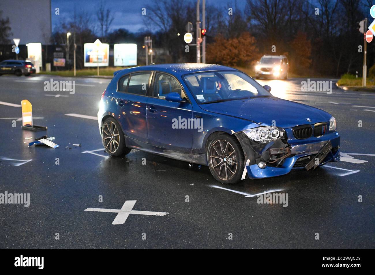 Leipzig - Unfall mit drei Fahrzeugen im Berufsverkehr: Stau nach Polizeisperrungen 04.01.2024 gegen 6,30 Uhr Leipzig, Essener Straße B6/Maximilianallee B2 zu einem Zusammenstoß dreier Fahrzeuge kam es am Donnerstagmorgen auf der Kreuzung Essener Straße/Maximilianallee im Leipziger Norden. Nach ersten Angaben der Polizei war die Fahrerin eines blauen BMW auf der Essener Straße von Ost nach West unterwegs, wobei sie eine rote Ampel übersehen hat und in der Folge mit zwei links abbiegenden Autos aus dem Gegenverkehr zusammengestoßen ist. Die beiden Fahrzeuge wollten von der Essener Straße nach li Stockfoto