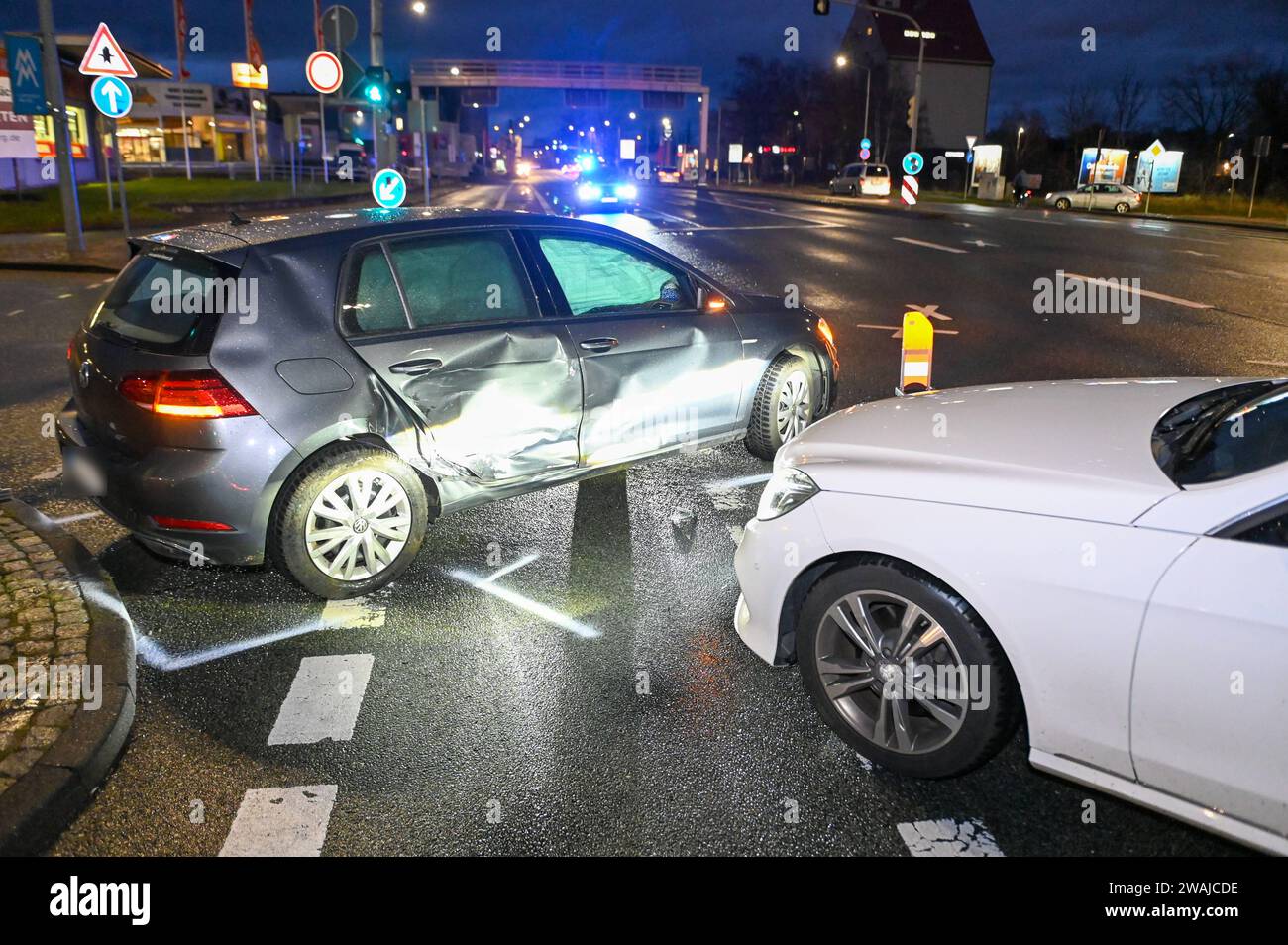 Leipzig - Unfall mit drei Fahrzeugen im Berufsverkehr: Stau nach Polizeisperrungen 04.01.2024 gegen 6,30 Uhr Leipzig, Essener Straße B6/Maximilianallee B2 zu einem Zusammenstoß dreier Fahrzeuge kam es am Donnerstagmorgen auf der Kreuzung Essener Straße/Maximilianallee im Leipziger Norden. Nach ersten Angaben der Polizei war die Fahrerin eines blauen BMW auf der Essener Straße von Ost nach West unterwegs, wobei sie eine rote Ampel übersehen hat und in der Folge mit zwei links abbiegenden Autos aus dem Gegenverkehr zusammengestoßen ist. Die beiden Fahrzeuge wollten von der Essener Straße nach li Stockfoto
