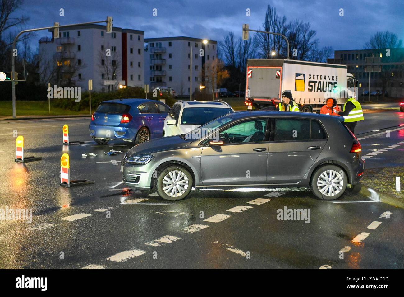 Leipzig - Unfall mit drei Fahrzeugen im Berufsverkehr: Stau nach Polizeisperrungen 04.01.2024 gegen 6,30 Uhr Leipzig, Essener Straße B6/Maximilianallee B2 zu einem Zusammenstoß dreier Fahrzeuge kam es am Donnerstagmorgen auf der Kreuzung Essener Straße/Maximilianallee im Leipziger Norden. Nach ersten Angaben der Polizei war die Fahrerin eines blauen BMW auf der Essener Straße von Ost nach West unterwegs, wobei sie eine rote Ampel übersehen hat und in der Folge mit zwei links abbiegenden Autos aus dem Gegenverkehr zusammengestoßen ist. Die beiden Fahrzeuge wollten von der Essener Straße nach li Stockfoto