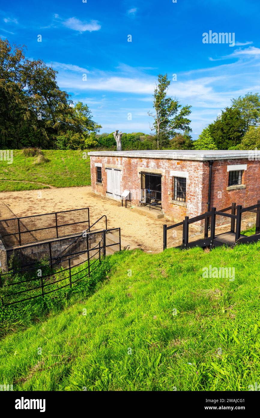 Der Werkzeugladen und die Treppe zum Magazin im 19. Jahrhundert Reigate Fort, Surrey, England Stockfoto