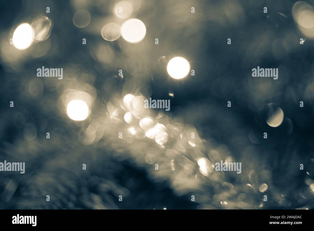 Ein lebendiger und verschwommener Hintergrund mit weihnachtlichen Lichtern in weichem Fokus Stockfoto