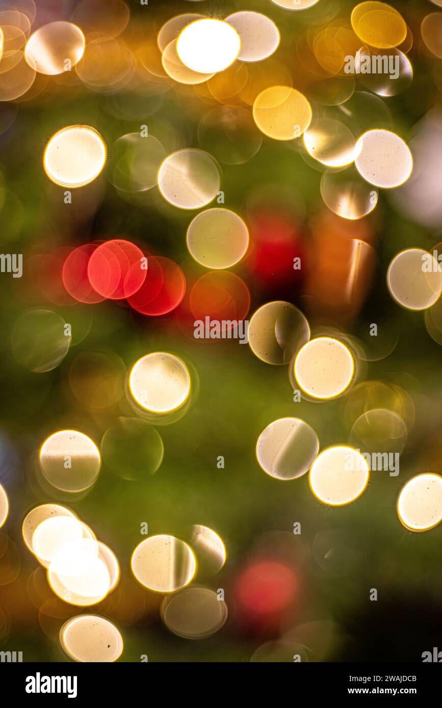 Ein lebendiger und verschwommener Hintergrund mit weihnachtlichen Lichtern in weichem Fokus Stockfoto