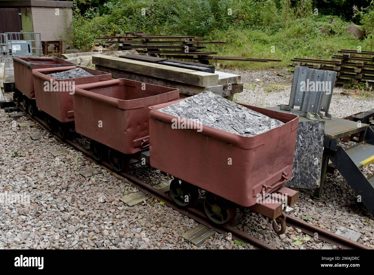 Historische Eisenbahnwaggons der Clearwell Caves aus Eisenerz, die an der Perrygrove Schmalspurbahn in Coleford, Glos erhalten wurden Stockfoto