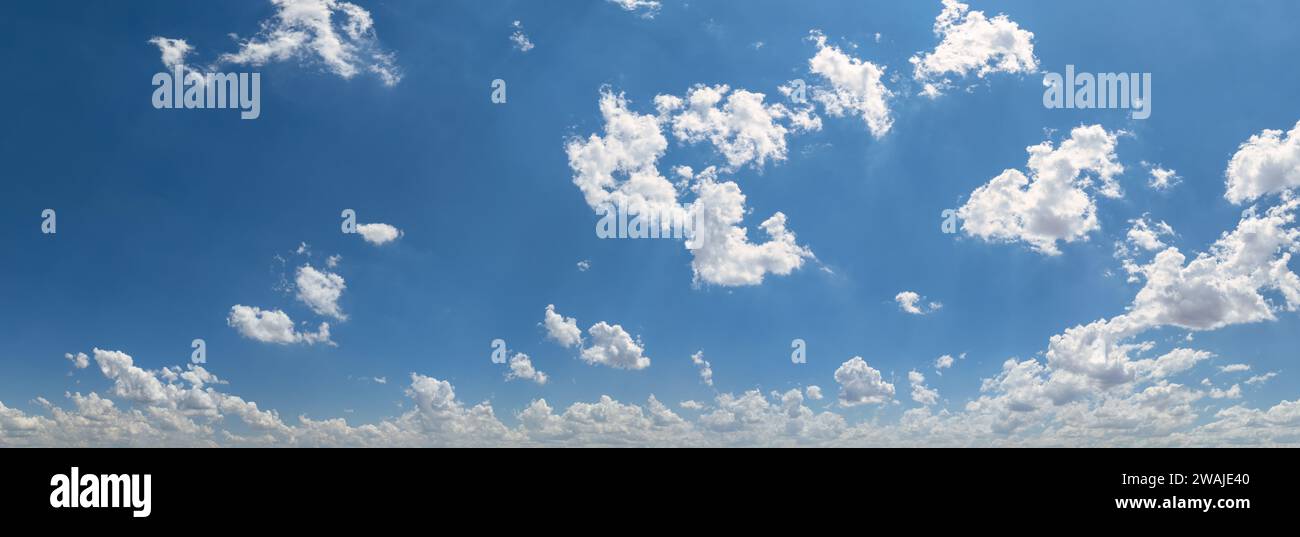 Der Himmelsersatz passt genau zum Winkel von Bildern, die mit einer Drohne aufgenommen wurden Stockfoto