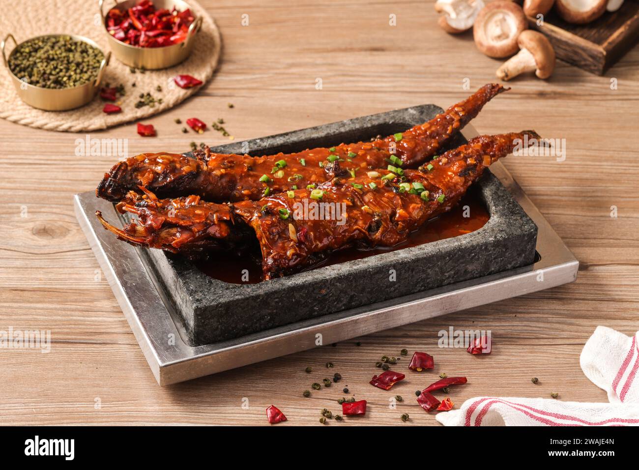 Chinesischer gedünsteter() geschmorter Fischkopf mit Pfannkuchen in Steintopf Stockfoto