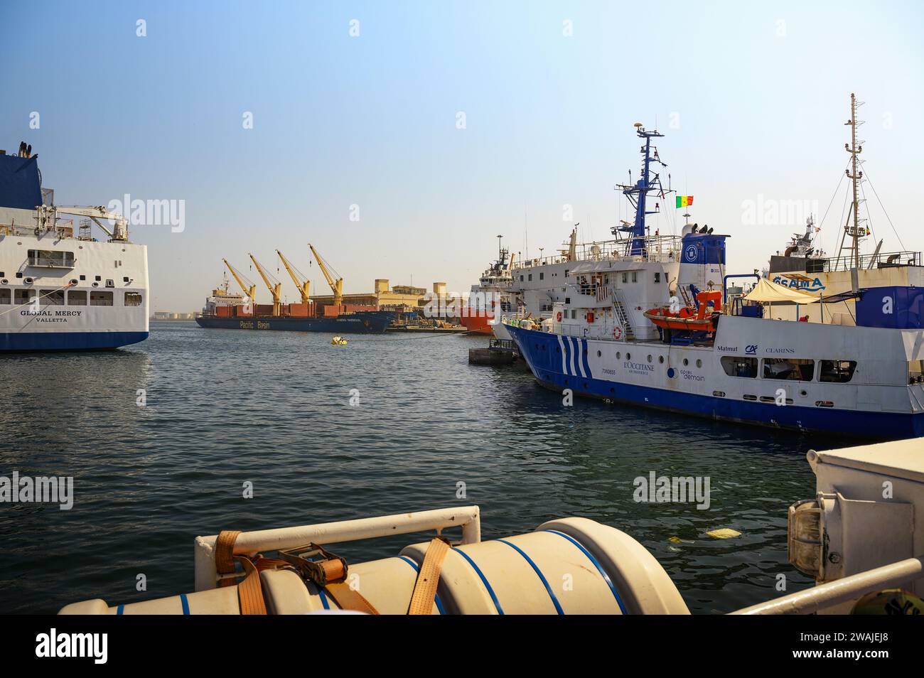 Hafen von Dakar in Senegal, Westafrika, mit verschiedenen Schiffen und Kränen Stockfoto