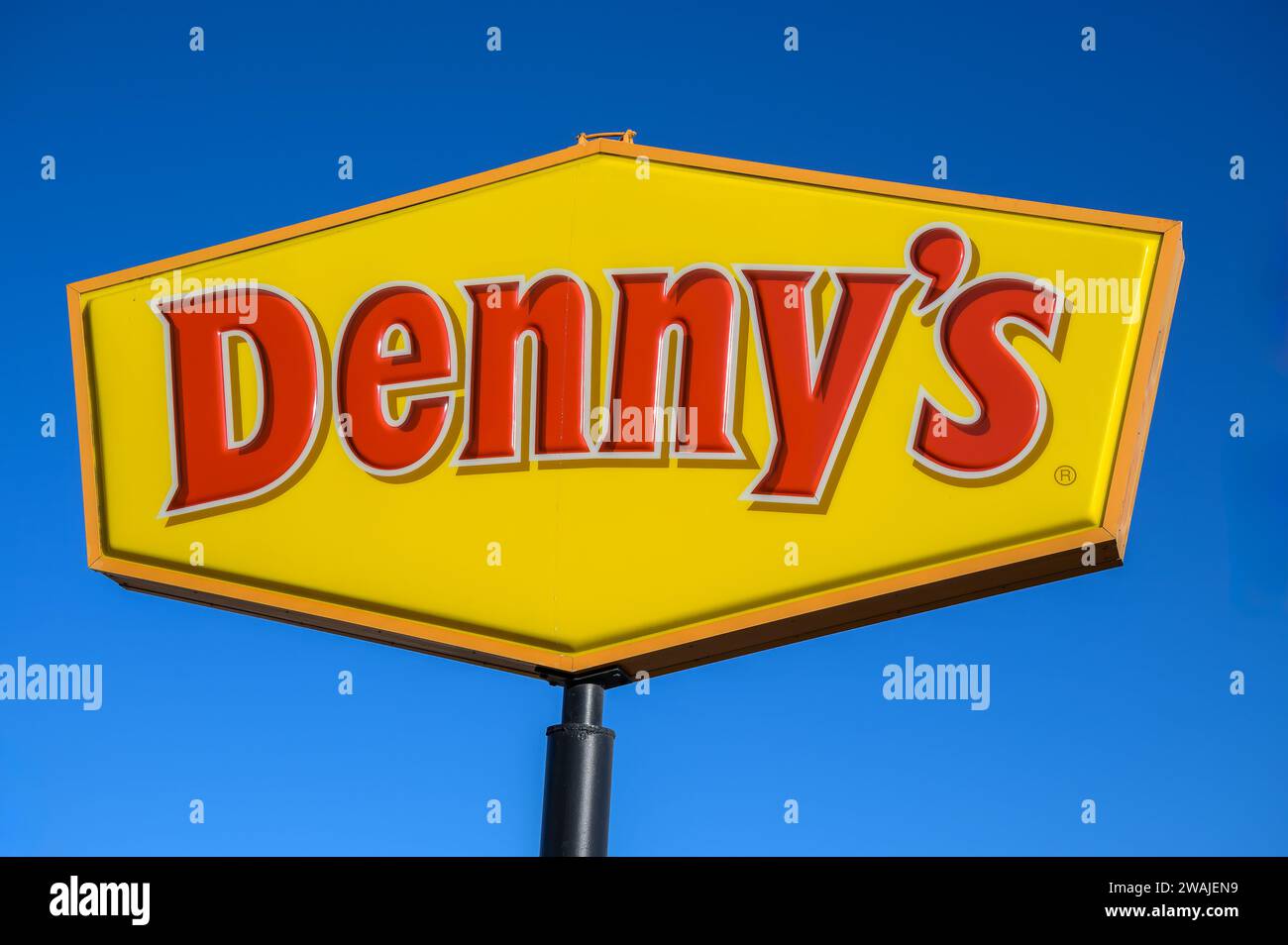 Dennys Restaurantschild und Logo gegen blauem Himmel Stockfoto