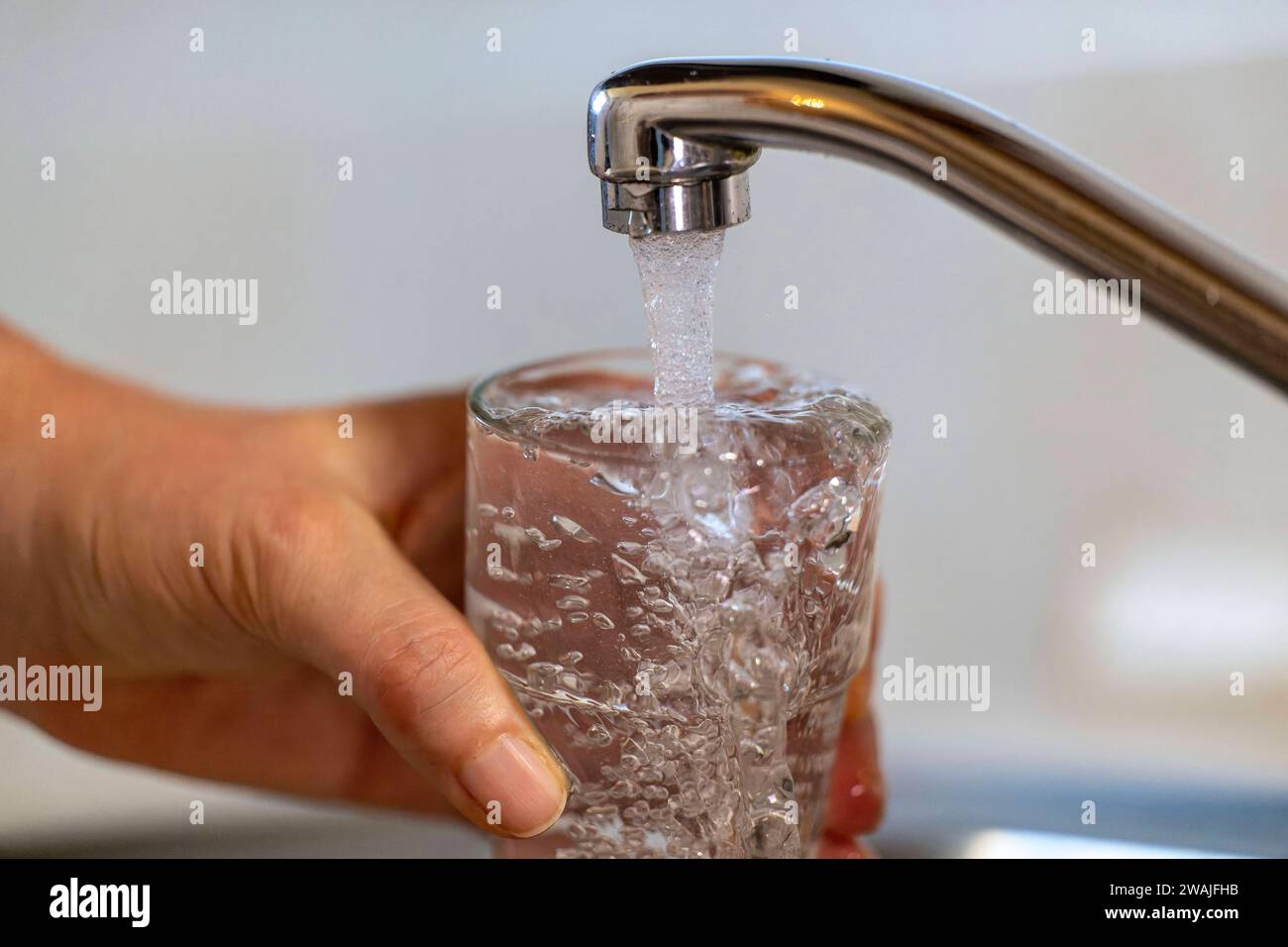 03.01.2024, Trinkwasser läuft aus dem Wasserhahn in einer Küche in Bad Wörishofen Bayern in einem Glas. 03.01.2024, Wasser aus dem Wasserhahn 03.01.2024, Wasser aus dem Wasserhahn *** 03 01 2024, Trinkwasser läuft vom Wasserhahn in ein Glas in einer Küche in Bad Wörishofen Bayern 03 01 2024, Wasser aus dem Wasserhahn 03 01 2024, Wasser aus dem Wasserhahn Stockfoto