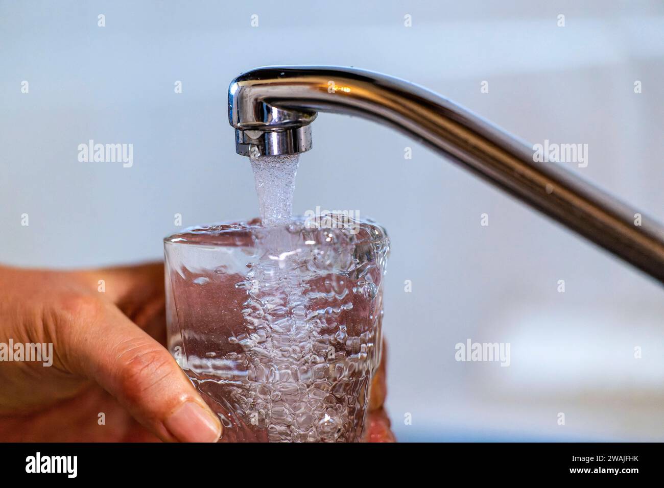 03.01.2024, Trinkwasser läuft aus dem Wasserhahn in einer Küche in Bad Wörishofen Bayern in einem Glas. 03.01.2024, Wasser aus dem Wasserhahn 03.01.2024, Wasser aus dem Wasserhahn *** 03 01 2024, Trinkwasser läuft vom Wasserhahn in ein Glas in einer Küche in Bad Wörishofen Bayern 03 01 2024, Wasser aus dem Wasserhahn 03 01 2024, Wasser aus dem Wasserhahn Stockfoto