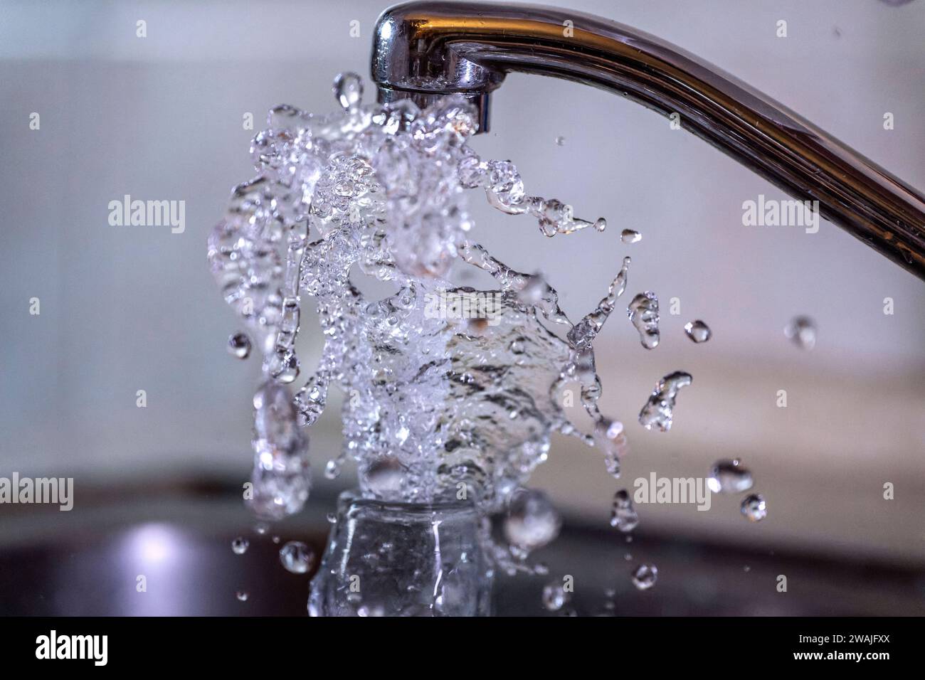 03.01.2024, Wasser spritzt aus dem Wasserhahn in einer Küche in Bad Wörishofen Bayern. 03.01.2024, Wasser aus dem Wasserhahn 03.01.2024, Wasser aus dem Wasserhahn *** 03 01 2024, Wasser aus dem Wasserhahn in einer Küche in Bad Wörishofen Bayern 03 01 2024, Wasser aus dem Wasserhahn 03 01 2024, Wasser aus dem Wasserhahn Stockfoto