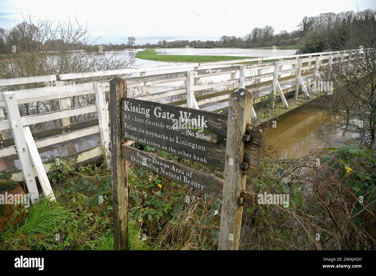 Alfriston, Sussex UK 5. Januar 2024 - Überflutung durch das Cuckmere River Kissing Gate, das seine Ufer in der Nähe von Alfriston nach einer weiteren Nacht starken Regens mit über 300 Überschwemmungen und Wetterwarnungen im ganzen Land geplatzt hat: Credit Simon Dack / Alamy Live News Stockfoto