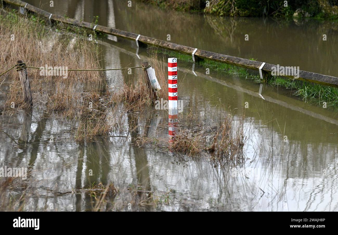 Alfriston, Sussex UK 5. Januar 2024 - Überflutung am Cuckmere River, der seine Ufer in der Nähe von Alfriston nach einer weiteren Nacht von starkem Regen mit über 300 Überschwemmungen und Wetterwarnungen im ganzen Land geplatzt hat: Credit Simon Dack / Alamy Live News Stockfoto