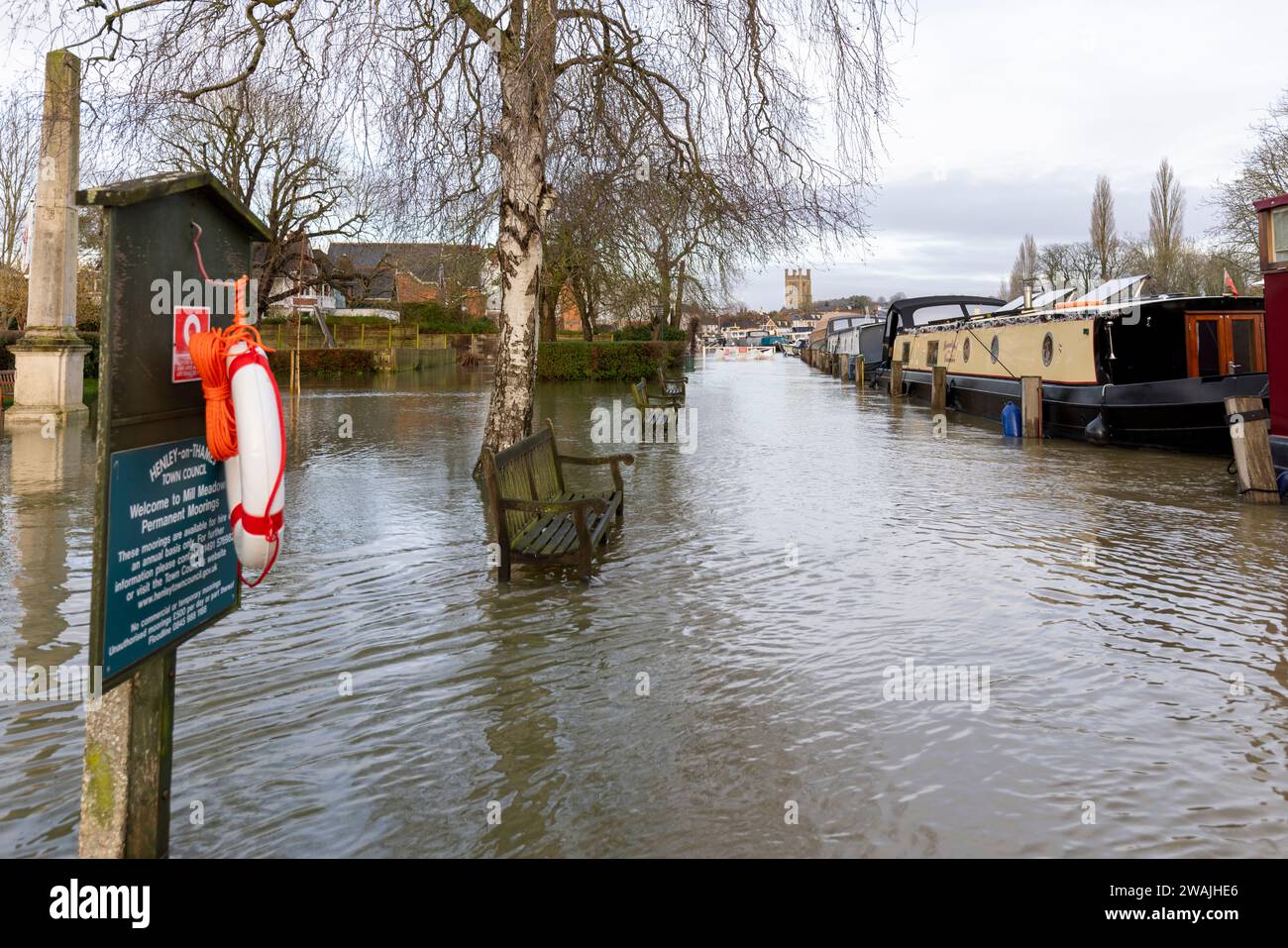 Henley on Thames, Großbritannien, 5. April 2024. Die Themse überschwemmt die Flüsse bei Henley on Thames. UK Credit: Allan Staley/Alamy Live News Stockfoto