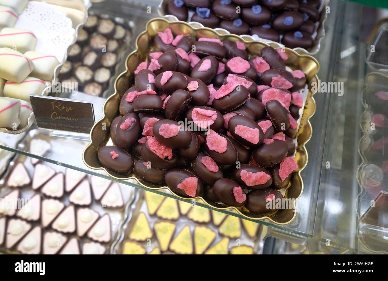 Luxuriöse Schokoladenpräsentation mit Rosencreme in der Süßwarenhandlung norfolk, england Stockfoto