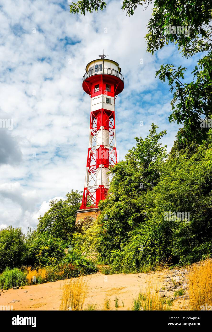 Leuchtturm Wittenbergen am Rissener Ufer bei Hamburg. Historischer Leuchtturm an der Elbe. Leuchtturm Rissen, unteres Licht. Stockfoto