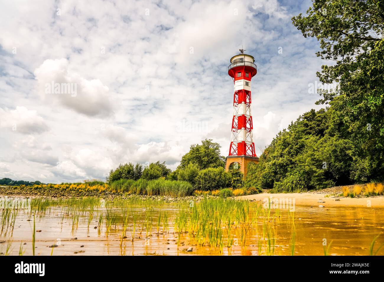 Leuchtturm Wittenbergen am Rissener Ufer bei Hamburg. Historischer Leuchtturm an der Elbe. Leuchtturm Rissen, unteres Licht. Stockfoto