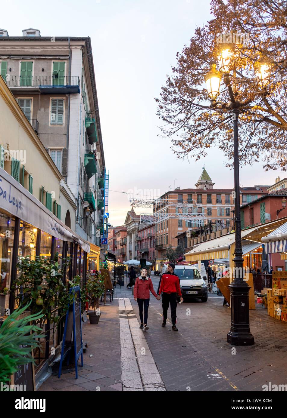 Ein junges Paar, das Hsnd in der Hand in Nizza, Frankreich, läuft Stockfoto