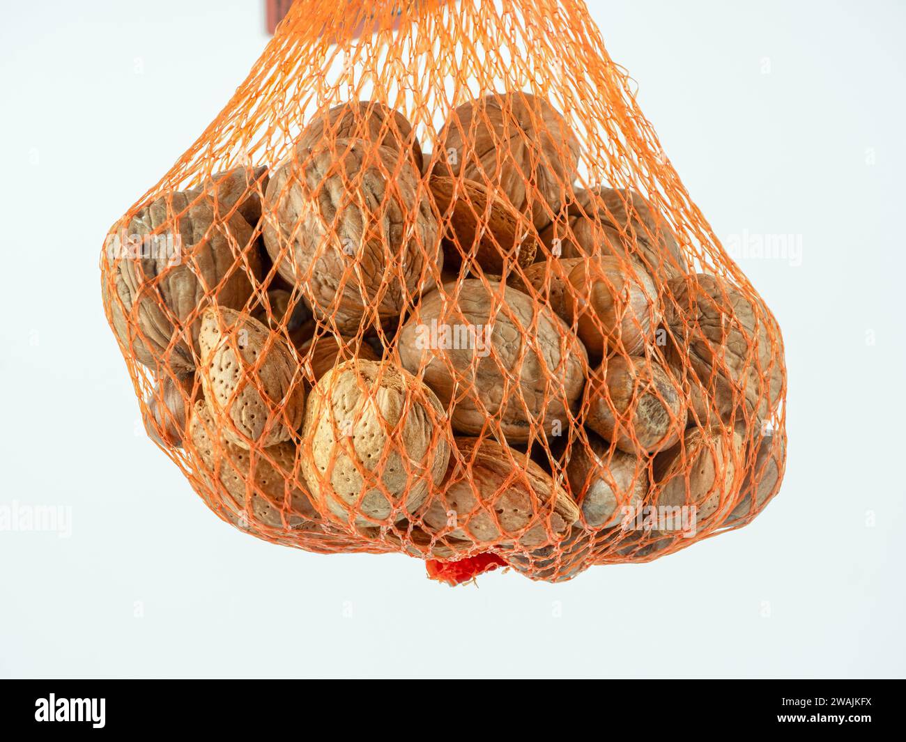 Gemischtes Sortiment von Nüssen in einem Netzbeutel Stockfoto