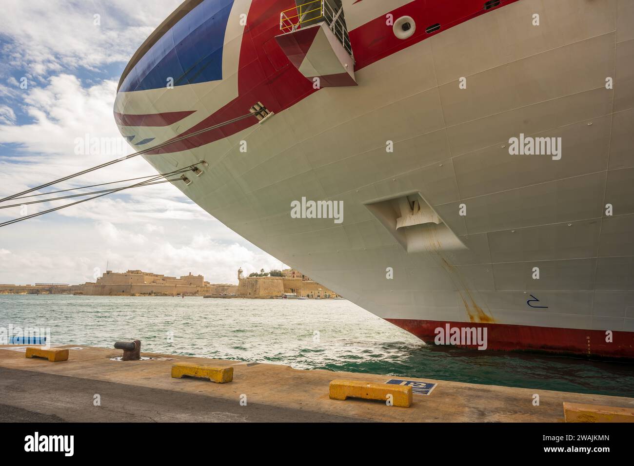 Grand Harbour Valletta Mallta 7. September 2023 das Kreuzfahrtschiff P & O Azura dockte in Valleta Malta an und legte im Hintergrund militärische Waffenplatzierungen an Stockfoto