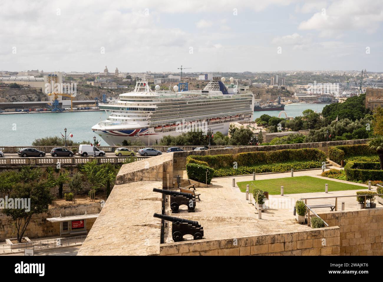 Grand Harbour Valletta Mallta 7. September 2023 luxuriöses Kreuzfahrtschiff P & O Azura dockte in Valleta Malta an, mit militärischen Waffenplatzierungen im Vorfeld Stockfoto