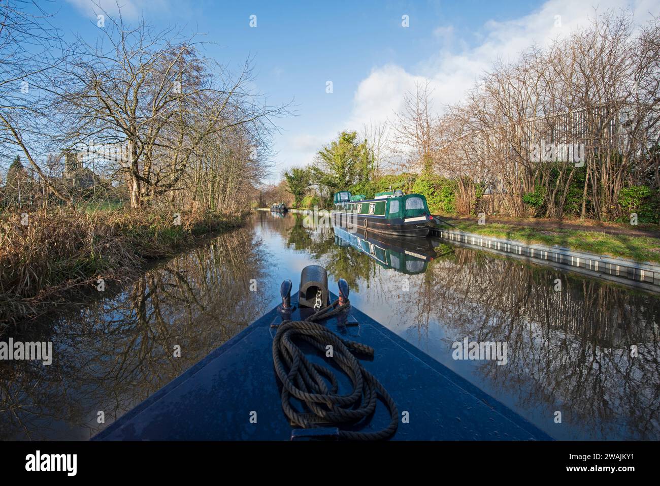 Blick von einem schmalen Boot aus, das in der ländlichen Landschaft auf dem britischen Wasserstraßenkanal unterwegs ist Stockfoto