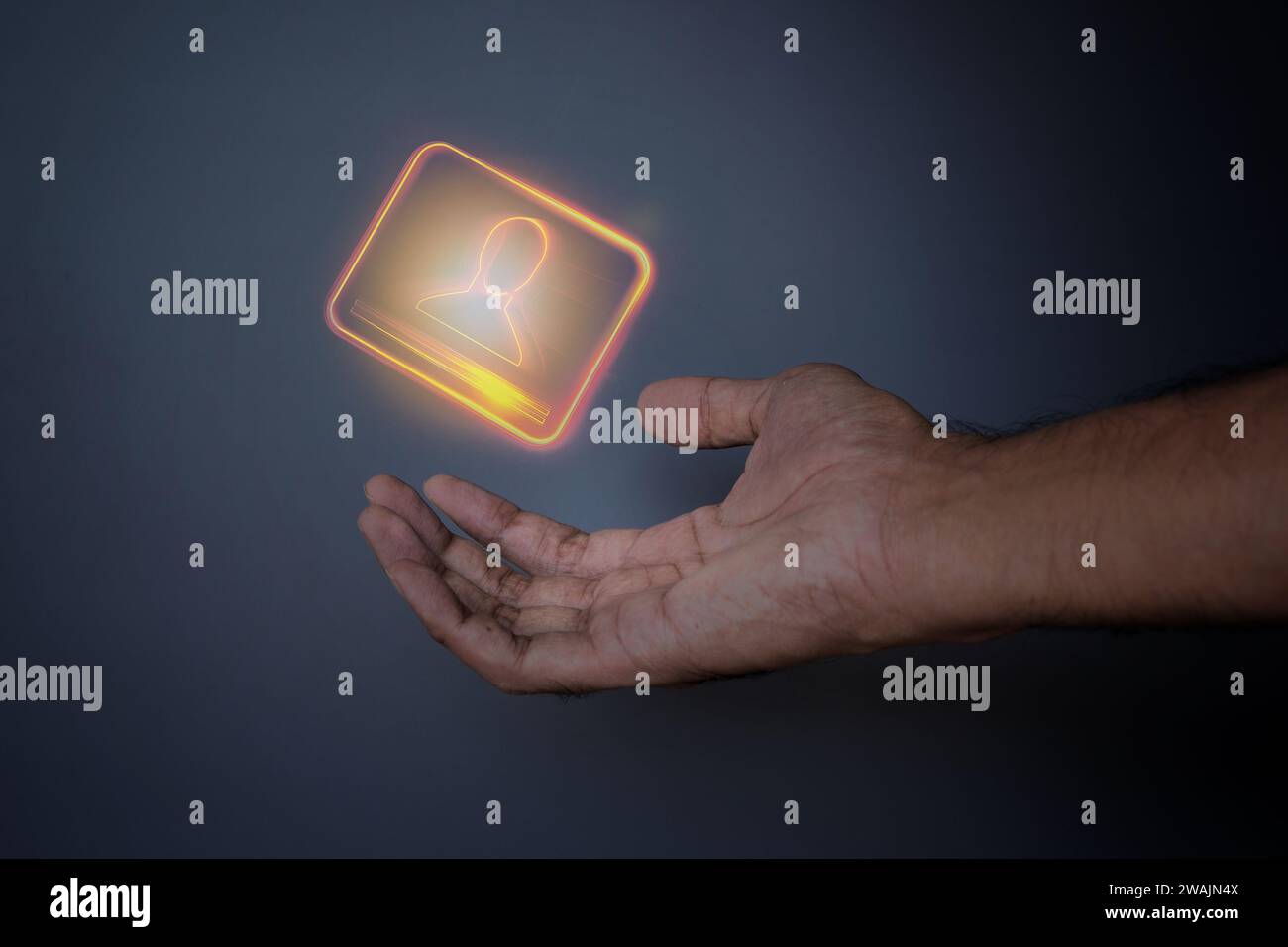 Nahaufnahme von Hand und digitaler ID oder digitaler ID auf schwarzem Hintergrund. Technologiekonzept. Stockfoto