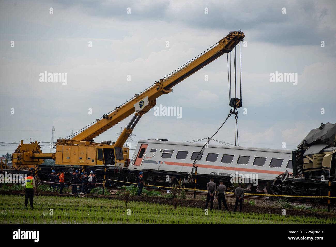 ZUGUNFALLBEAMTE evakuieren einen der Zugwagen mit einem Kran nach einer