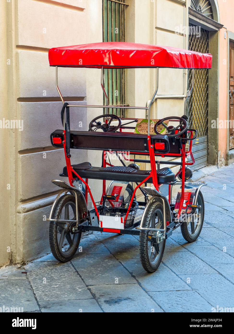 Rikscha umweltfreundlich Citytransport Pedal und E Power Fahrrad Auto Buggy Straße legal Stockfoto
