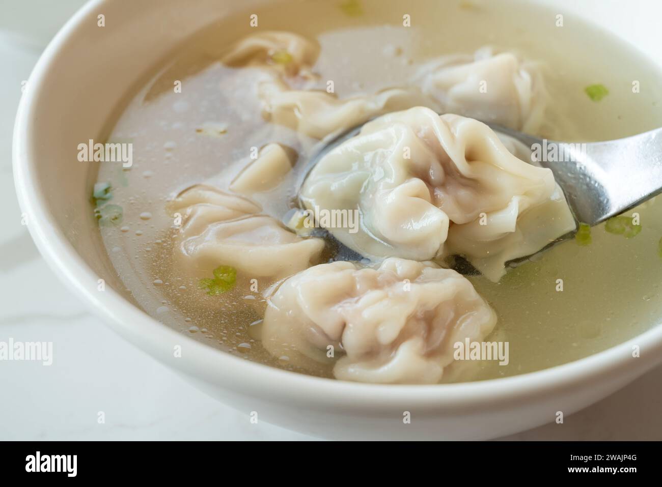 Wonton Knödelsuppe, unverwechselbare und berühmte Küche taiwanesischer Street Food. Stockfoto