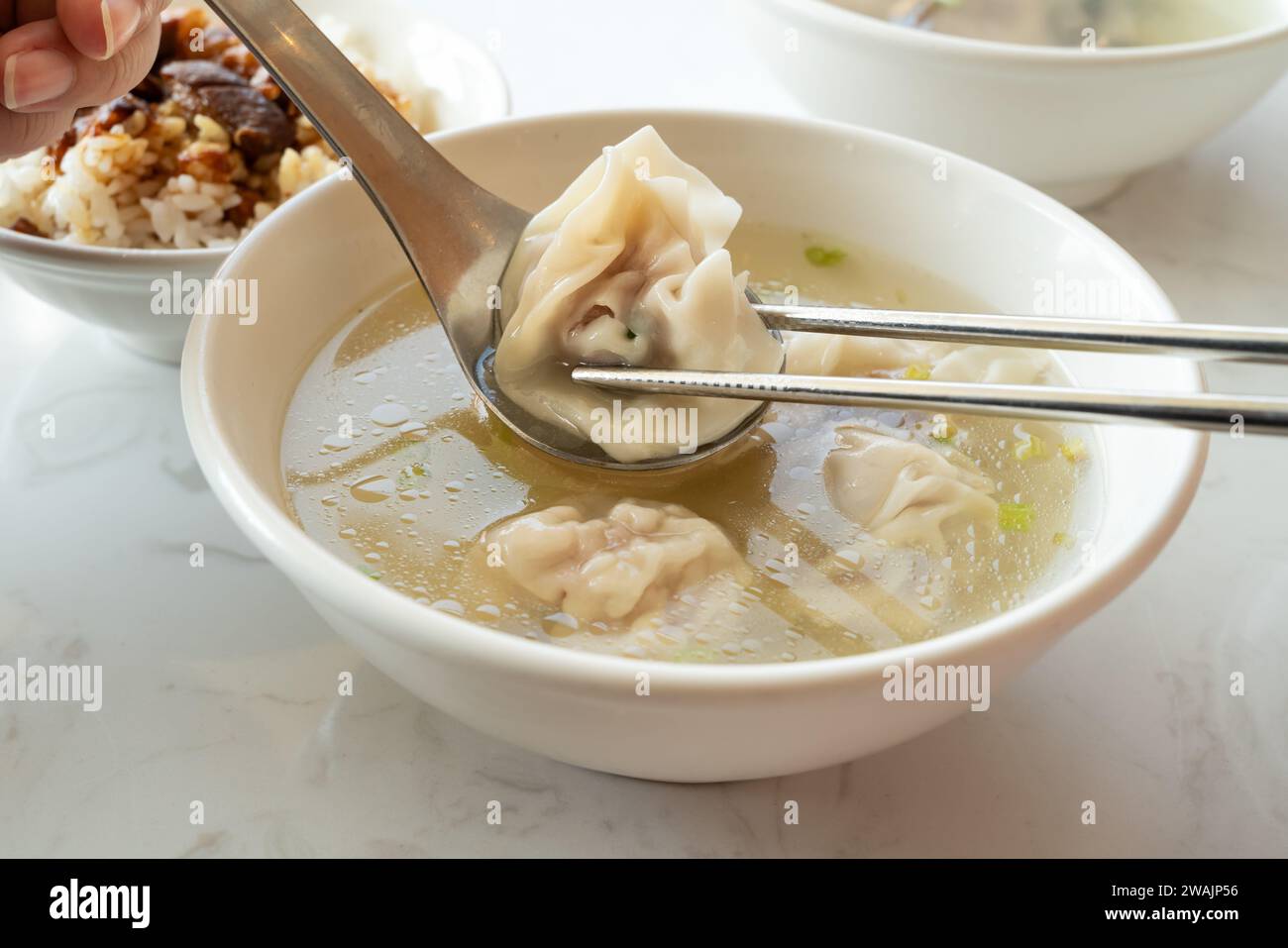 Wonton Knödelsuppe, unverwechselbare und berühmte Küche taiwanesischer Street Food. Stockfoto
