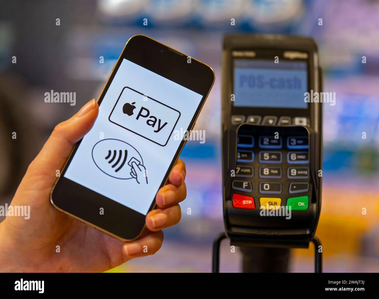 03.01.2024, Frau bezahlt mit Smartphone über hinterlegter Kredit-Karte im Geschäft. Symbolbild 03.01.2024, Kartenzahlung 03.01.2024, Kartenzahlung *** 03 01 2024, Frau bezahlt mit Smartphone mit hinterlegter Kreditkarte im Geschäft Symbolbild 03 01 2024, Kartenzahlung 03 01 2024, Kartenzahlung Stockfoto