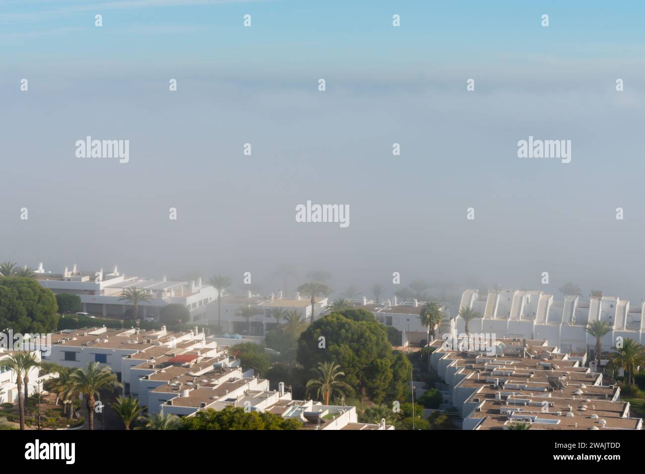 AGUADULCE, SPANIEN - 12. DEZEMBER 2023 Nebel hängt über einer Küstenstadt in Spanien, Blick auf die Promenade, den Küstenstreifen und das Mittelmeer in der Andalu Stockfoto
