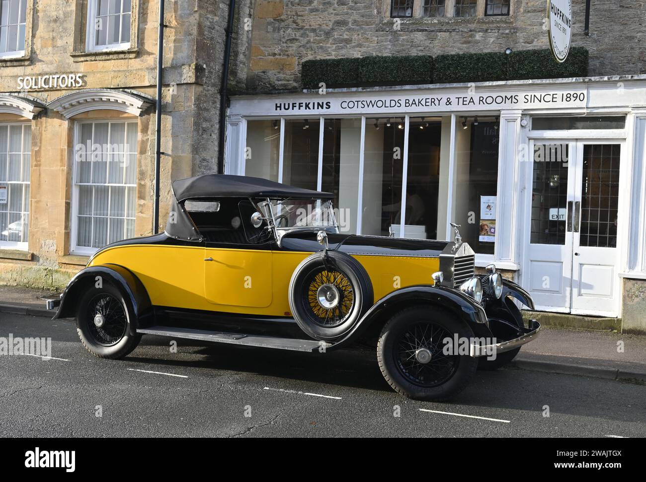 Rolls Royce Coupé der 1920er Jahre fotografiert vor Huffkins Tearoom in der Cotswold-Stadt Stow on the Wold, Gloucestershire. Stockfoto