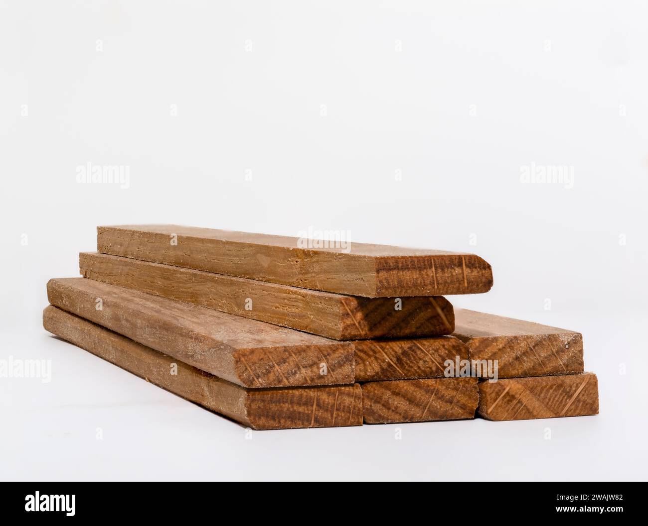 Stapel gehobelter und veredelter Hartholzplatten isoliert auf weißem Hintergrund Stockfoto