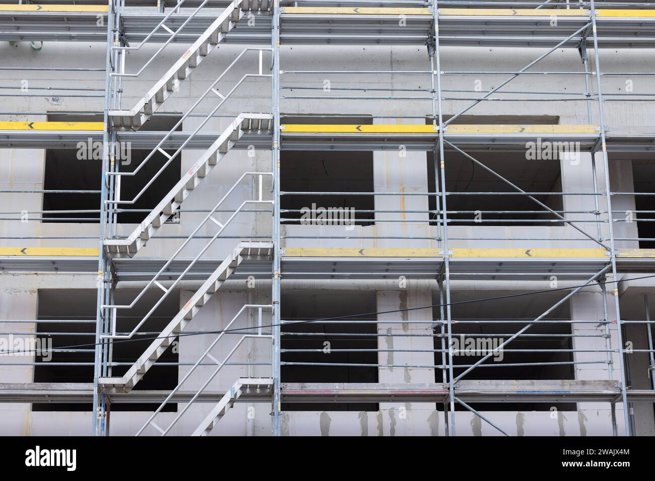 Köln, Deutschland. Januar 2024. Im Stadtteil Ehrenfeld befindet sich ein Teil eines Mehrfamilienhauses mit Mietwohnungen. Quelle: Rolf Vennenbernd/dpa/Alamy Live News Stockfoto