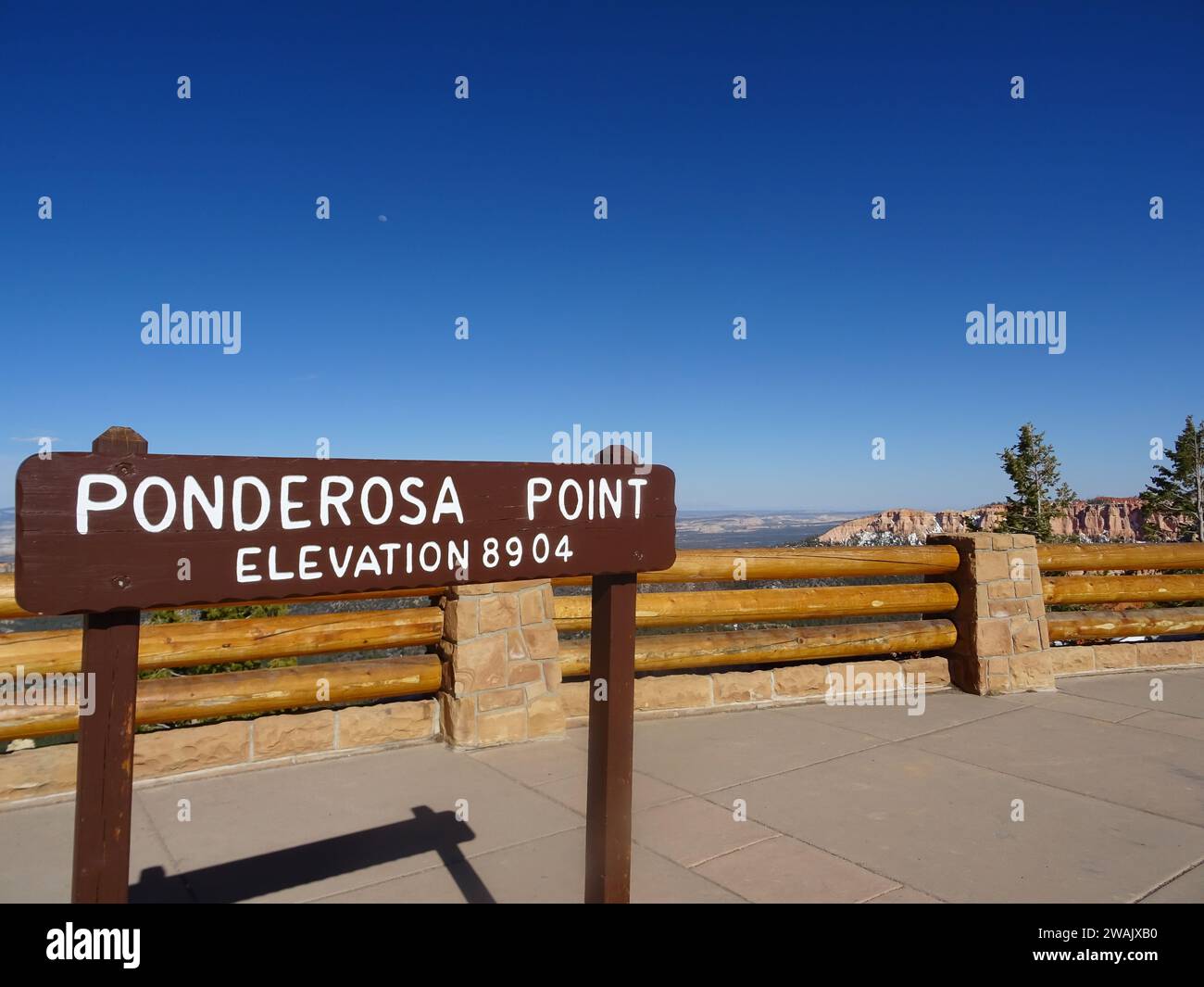 Schild mit Ponderosa Point Aussichtspunkt im Bryce Canyon National Park, USA. Helles Frühlingstag, blauer Himmel. Stockfoto