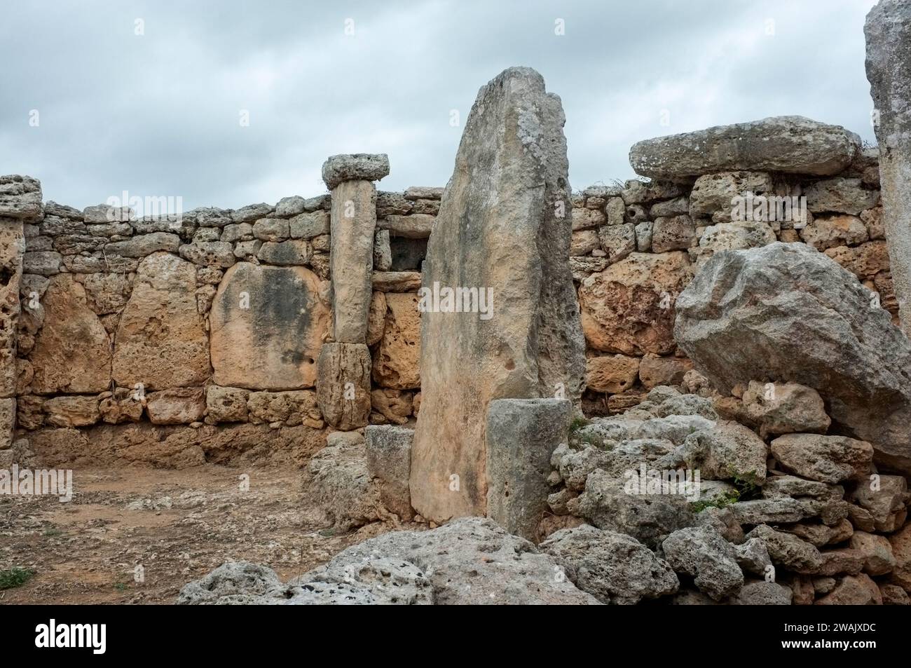 Antike Ruinen aus der prähistorischen Siedlung santuario so na Caca auf Menorca, Balearen, Spanien Stockfoto