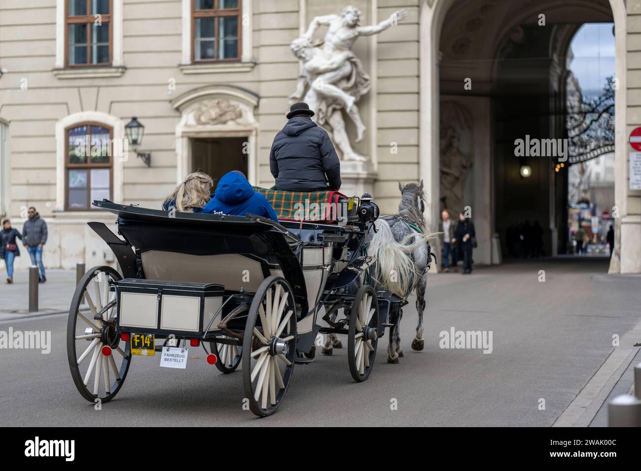 21.11.2023, Österreich, die Hauptstadt Wien. Impressionen an der Hofburg, eine Kutsche Fiaker kutschiert Besucher durch die Stadt. 21.11.2023, Wien in Österreich 21.11.2023, Wien in Österreich *** 21 11 2023, Österreich, die Hauptstadt Wien Impressionen an der Hofburg führt eine Pferdekutsche die Besucher durch die Stadt 21 11 2023, Wien in Österreich 21 11 2023, Wien in Österreich Stockfoto