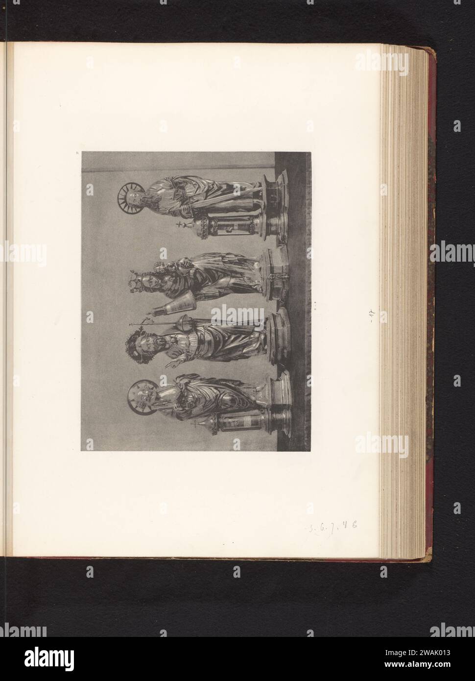 Vier Reliquien in Form von Skulpturen aus der Onze-Lieve-Vrouwebasiliek in Tongeren, entstanden 1864 in Mechelen, Joseph Maes, 1864 in oder vor 1866 fotomechanischer Druck Mechelenantwerp Papierfotolithografie Stück Skulptur, Reproduktion einer Skulptur (+ Metalle  Kunst). Reliquien (und Reliquien) Mechelen Stockfoto