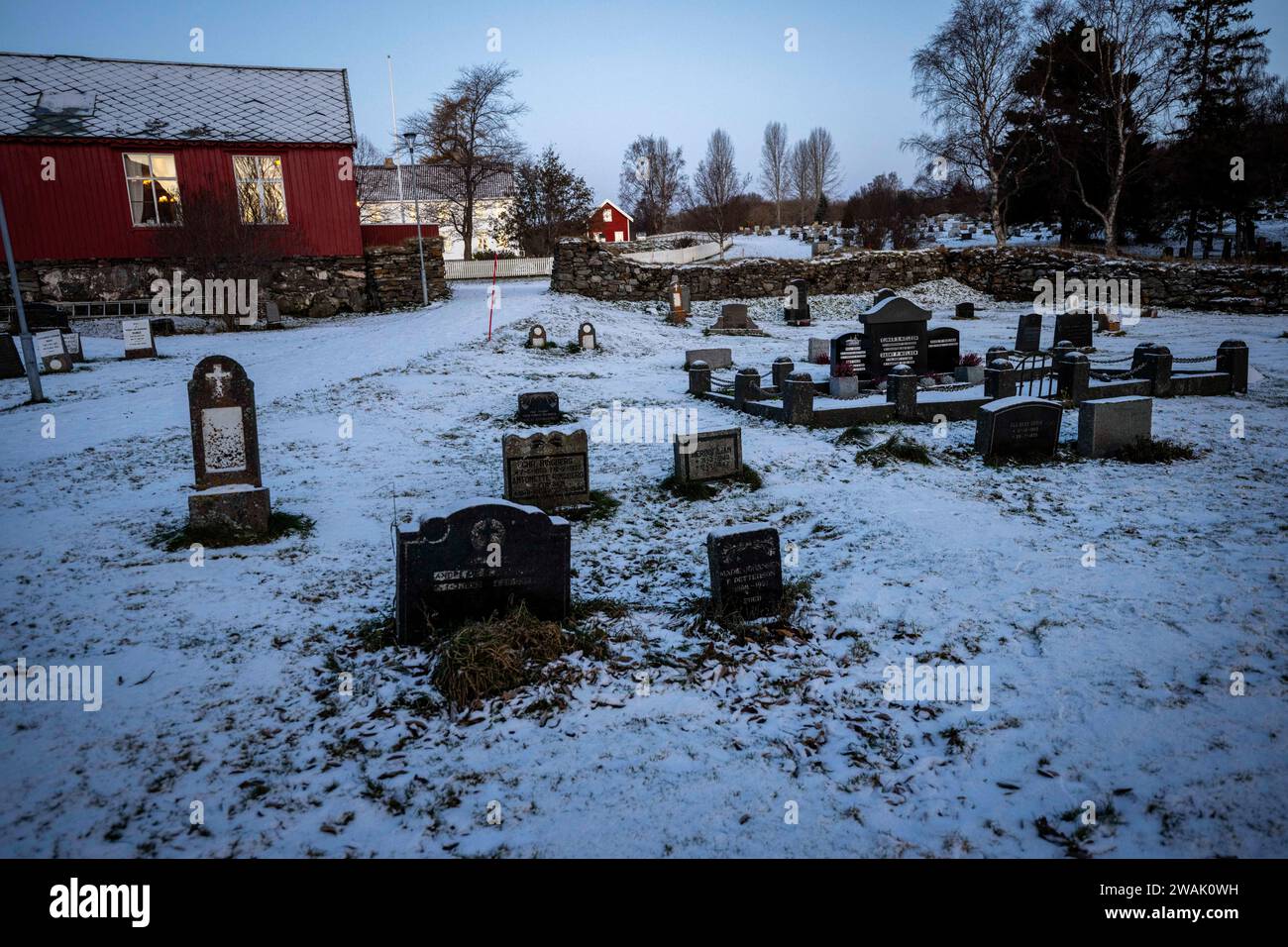 Panoramablick auf den Friedhof in der Nähe der mittelalterlichen Kirche