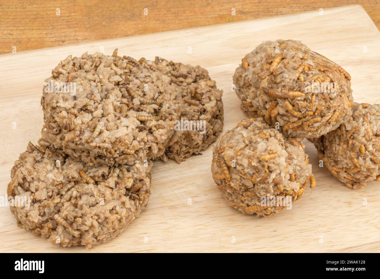 Bugfleisch Burger und Fleischbällchen mit Mealworms/Tenebrio Molitor. Insektenprotein / Insekten werden in vielen Teilen der Welt als Nahrung gegessen. Siehe Hinweise Stockfoto