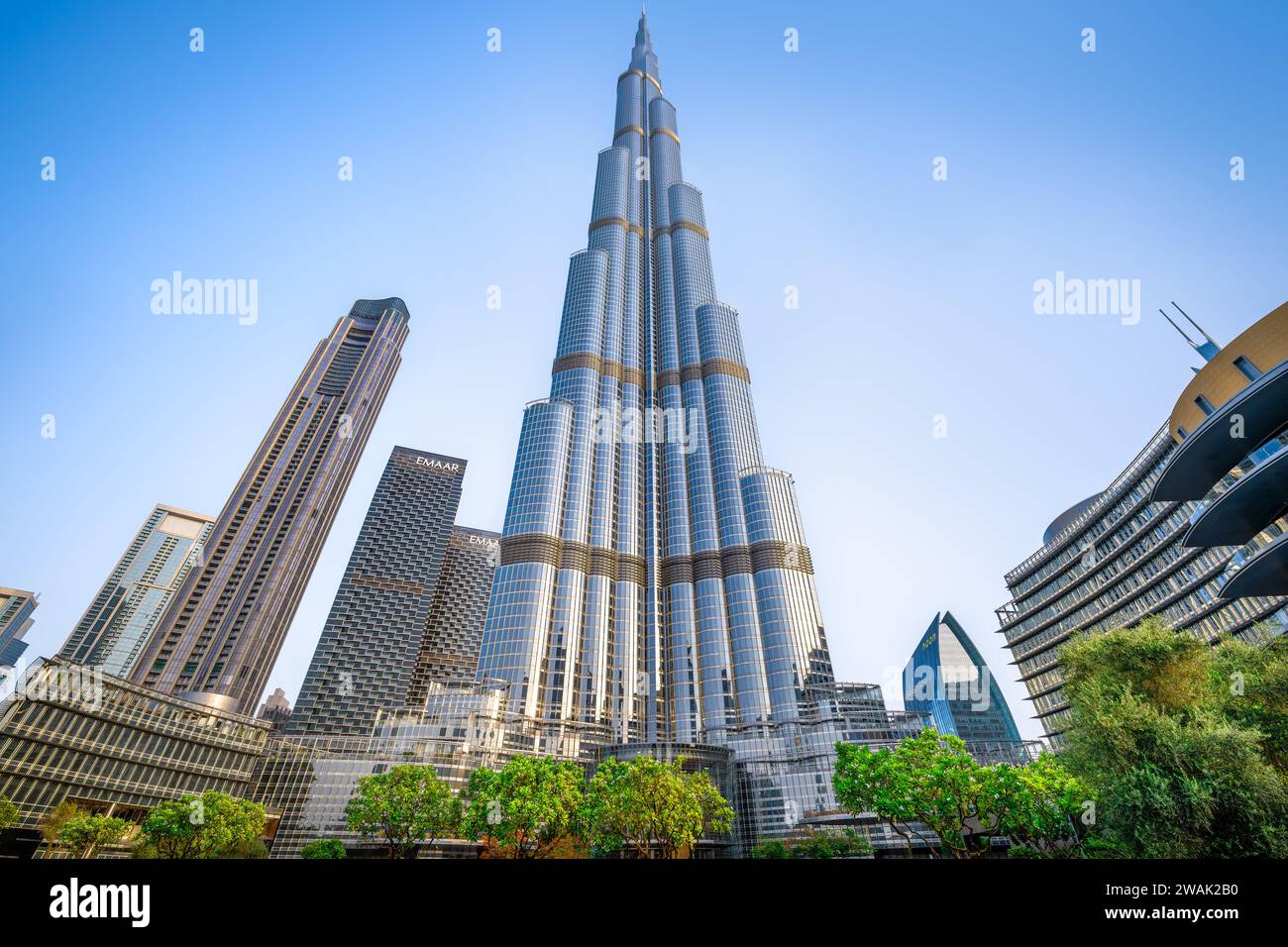 DUBAI, VAE - 27. Juni 2023 der berühmte Burj Khalifa während des Sonnenaufgangs Stockfoto
